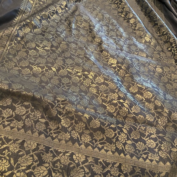 Banarasi silk saree with zari border - Picture 4 of 7